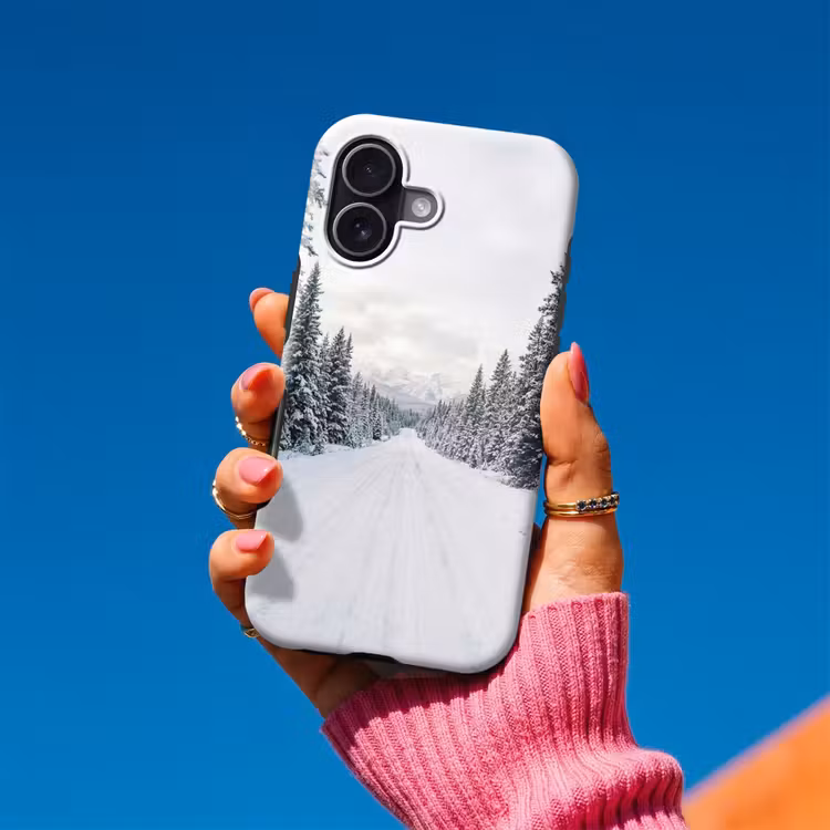 Weg - Sneeuw - Naaldbos - Winter - Avontuurlijk Toughcase MagSafe Apple iPhone 17 klein -Sfeer1V