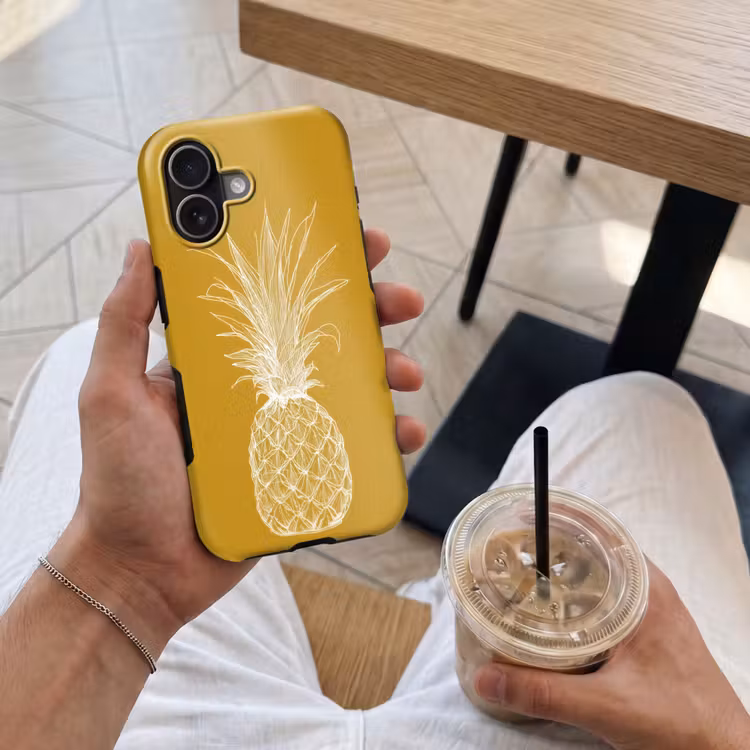 Lijnillustratie - Ananas - Bladkroon - Okergeel Toughcase MagSafe Apple iPhone 17 klein -Sfeer1M