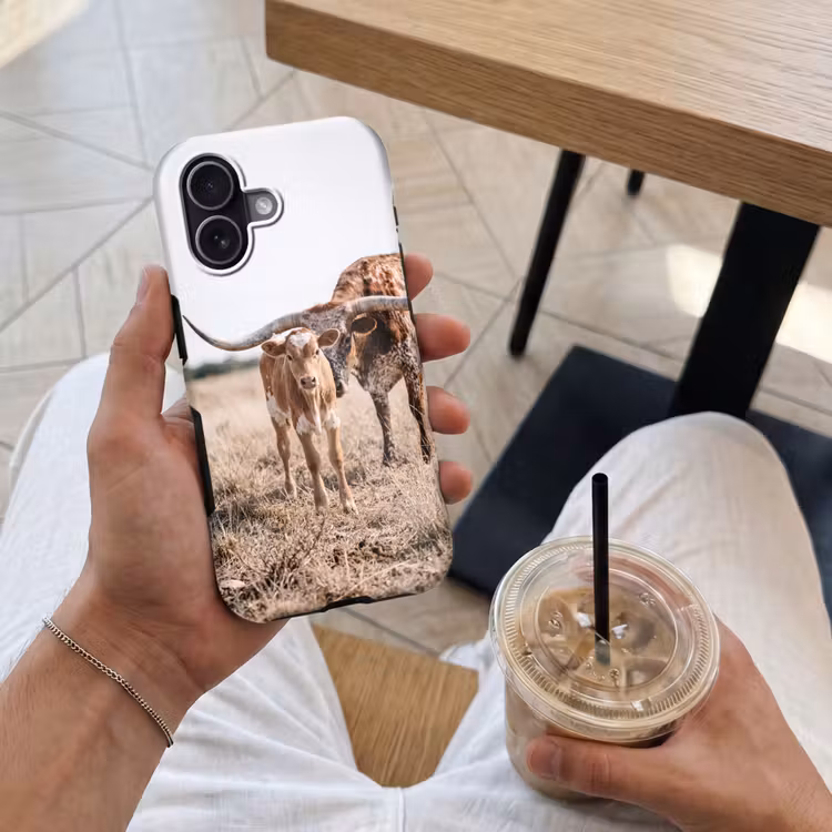 Texas Longhorn - Kalf - Weide - Dieren Toughcase MagSafe Apple iPhone 17 klein -Sfeer1M