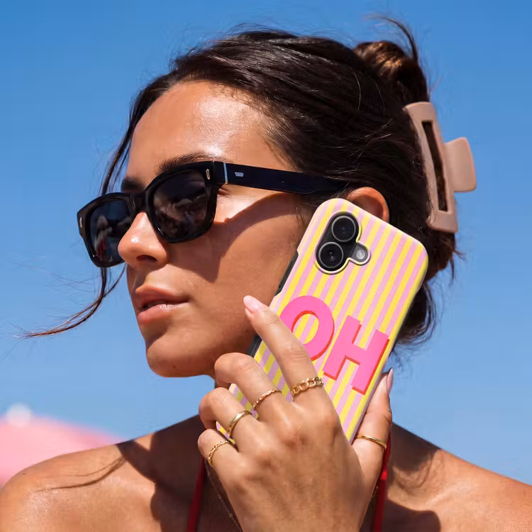Tekst - Strepen - Roze Toughcase MagSafe Apple iPhone 17 klein -Sfeer2V