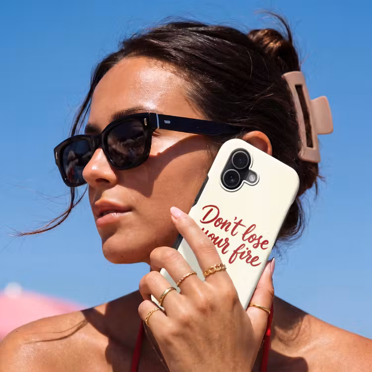 Don't lose your fire - Rood - Wit - Minimalistisch Toughcase MagSafe Apple iPhone 17 klein -Sfeer2V