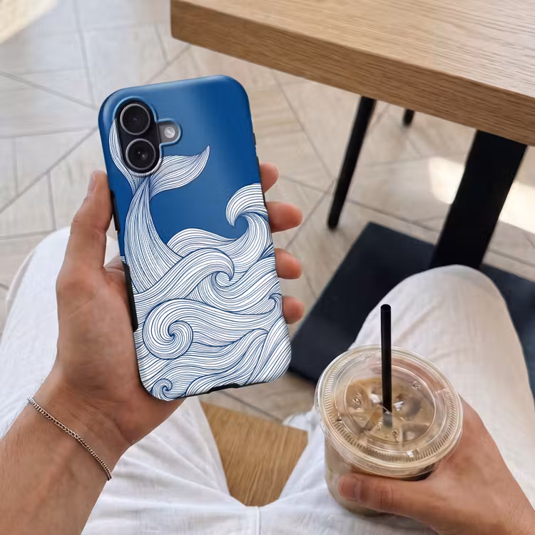 Walvis - Staart - Golven - Lijntekening - Blauw Toughcase MagSafe Apple iPhone 17 klein -Sfeer1M