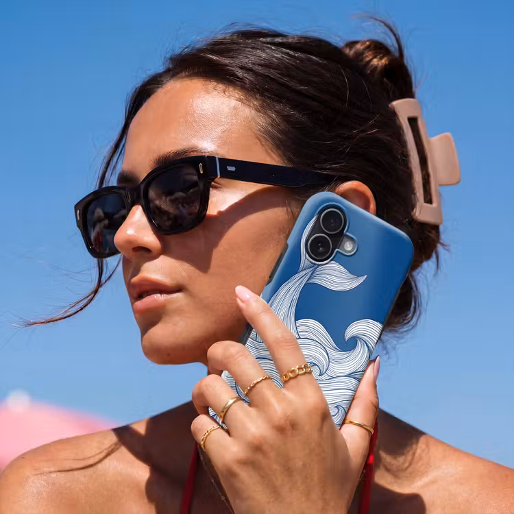 Walvis - Staart - Golven - Lijntekening - Blauw Toughcase MagSafe Apple iPhone 17 klein -Sfeer2V