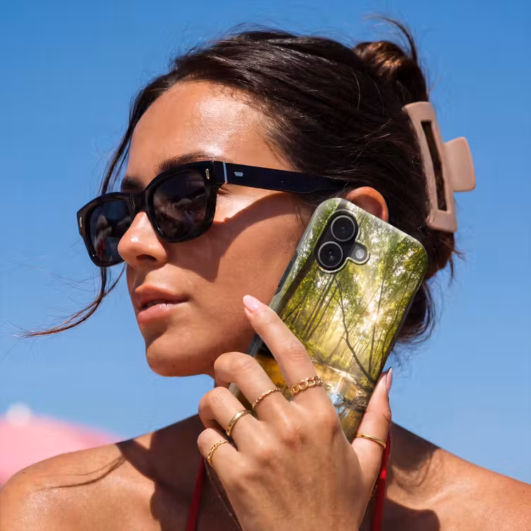 Bos - Beek - Zonlicht - Natuur - Groen Toughcase MagSafe Apple iPhone 17 klein -Sfeer2V