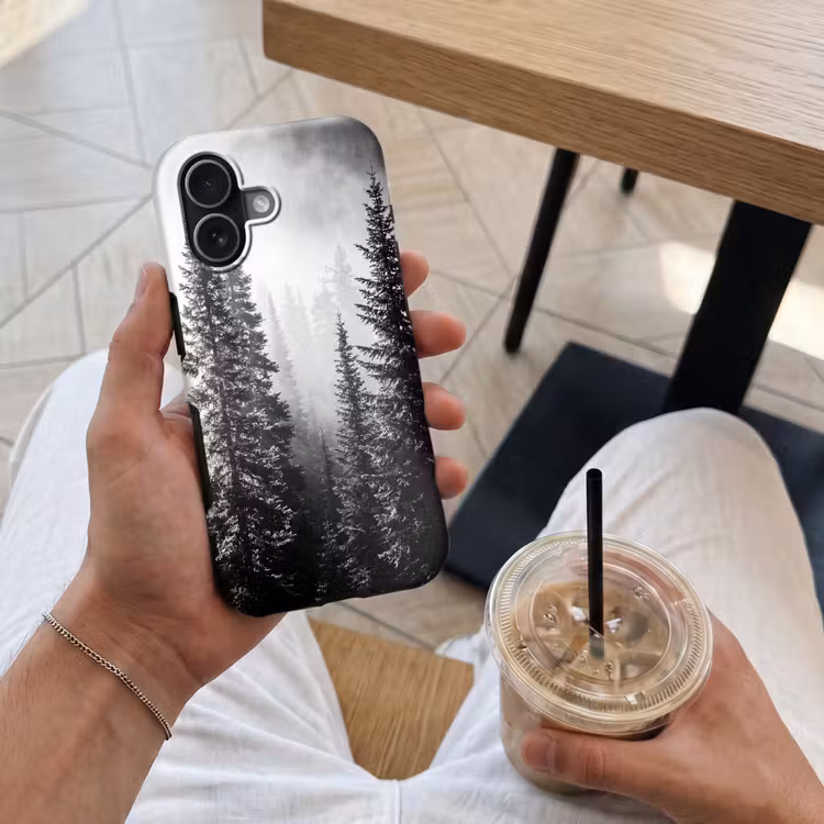 Bos - Mist - Winter - Monochroom - Natuur Toughcase MagSafe Apple iPhone 17 klein -Sfeer1M