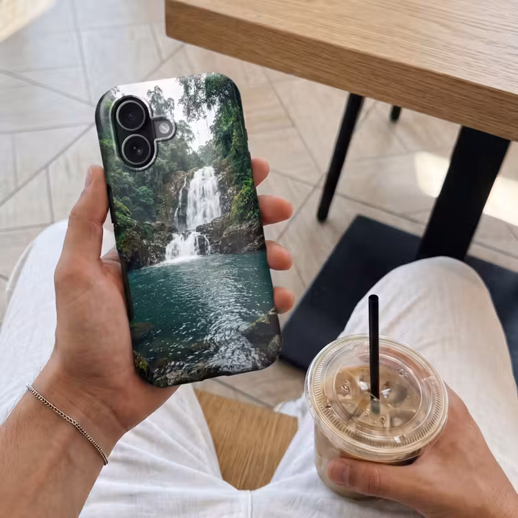 Waterfall - Forest - Nature - Greenkhgyguyg Toughcase MagSafe Apple iPhone 17 klein -Sfeer1M