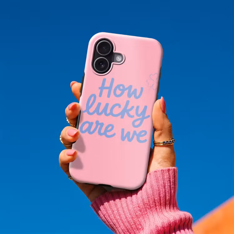 How lucky are we - Klavervier - Roze - Blauw Toughcase MagSafe Apple iPhone 17 klein -Sfeer1V