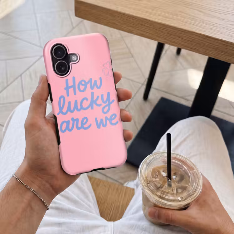 How lucky are we - Klavervier - Roze - Blauw Toughcase MagSafe Apple iPhone 17 klein -Sfeer1M