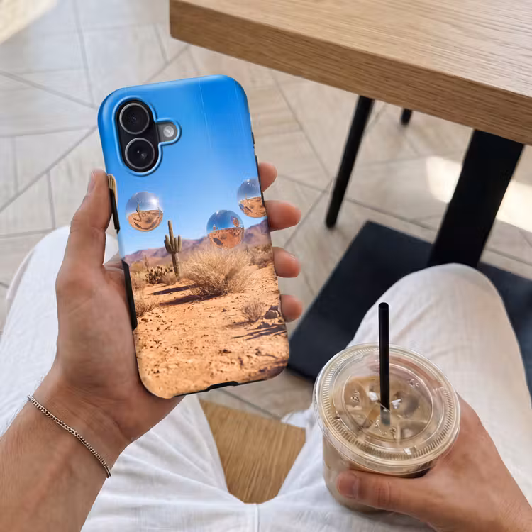 Handyhülle Toughcase - Wüste – Spiegelkugel – Kunst - Woestijn - Spiegelbal - Kunst Toughcase MagSafe Apple iPhone 17 klein