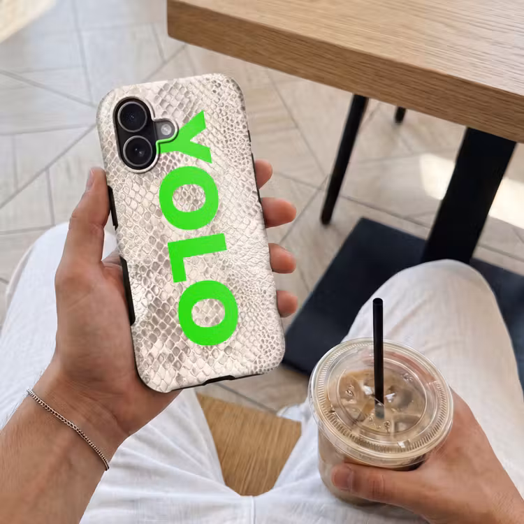 YOLO - Groen - Neon - Slangenprnt Toughcase MagSafe Apple iPhone 17 klein -Sfeer1M