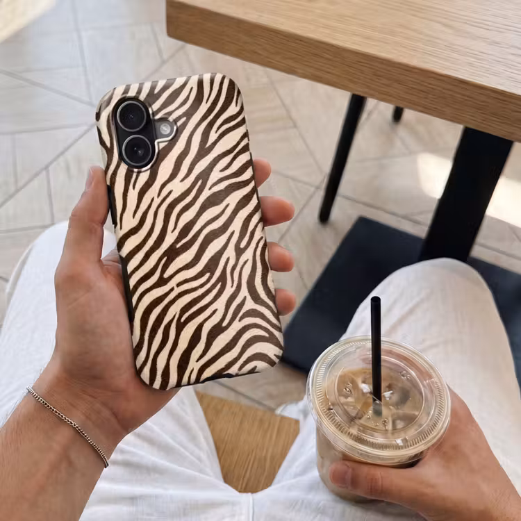 Zebra - Strepen - Bruin Toughcase MagSafe Apple iPhone 17 klein -Sfeer1M