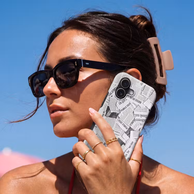 Krant - Versnipperd - Textuur - Zwart-wit - Abstract Toughcase MagSafe Apple iPhone 17 klein -Sfeer2V