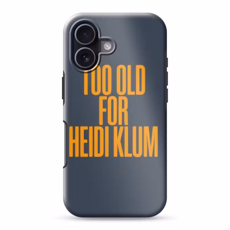 Too old for heidi klum - Geel - Blauw Toughcase MagSafe Apple iPhone 17 klein -3d