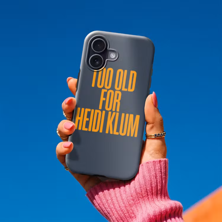 Too old for heidi klum - Geel - Blauw Toughcase MagSafe Apple iPhone 17 klein -Sfeer1V