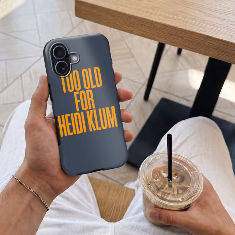 Too old for heidi klum - Geel - Blauw Toughcase MagSafe Apple iPhone 17 klein -Sfeer1M