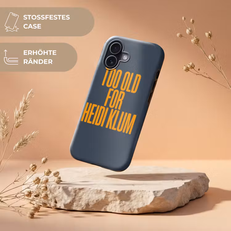 Too old for heidi klum - Geel - Blauw Toughcase MagSafe Apple iPhone 17 klein -USP_RandenV_DE