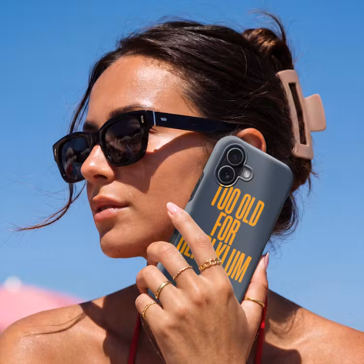 Too old for heidi klum - Geel - Blauw Toughcase MagSafe Apple iPhone 17 klein -Sfeer2V