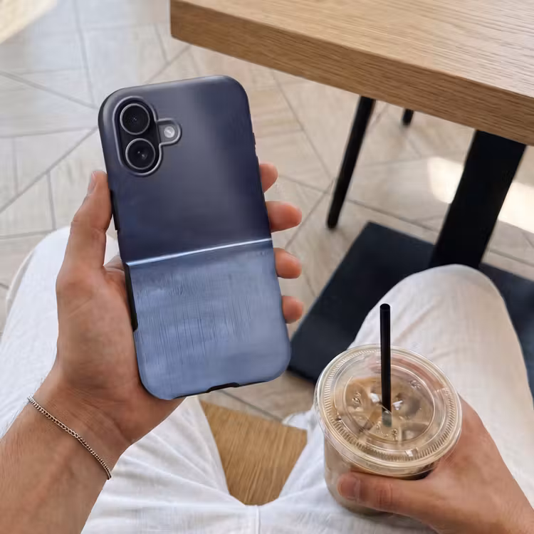 Abstract - Horizontale lijn - Minimalistisch - Donkerblauw - Kunst Toughcase MagSafe Apple iPhone 17 klein -Sfeer1M
