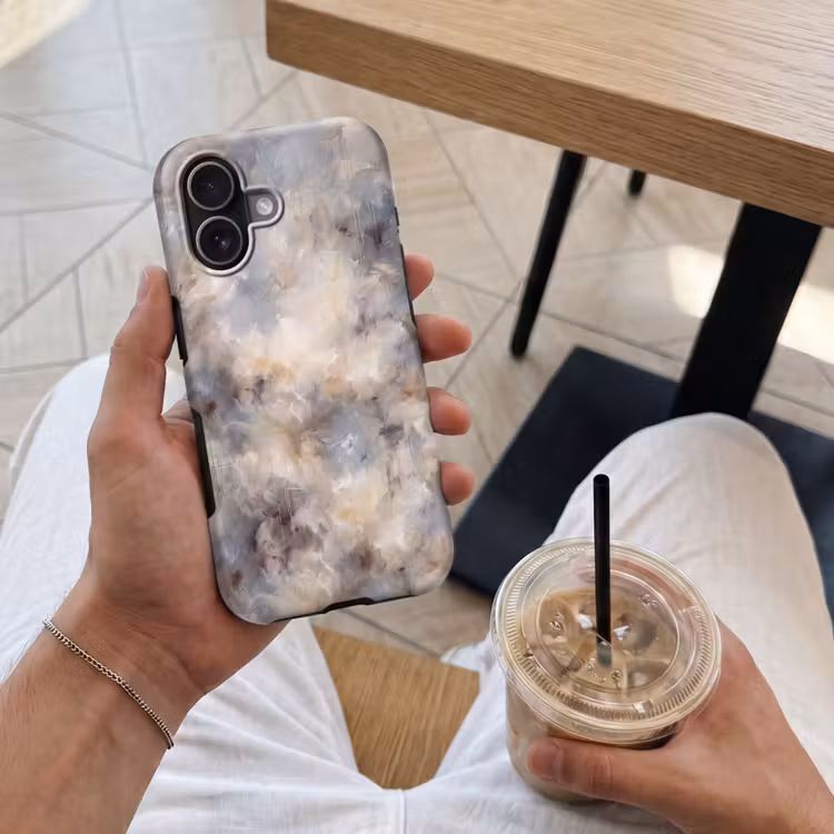Abstract - Wolken - Sfeervol - Beige - Grijs Toughcase MagSafe Apple iPhone 17 klein -Sfeer1M
