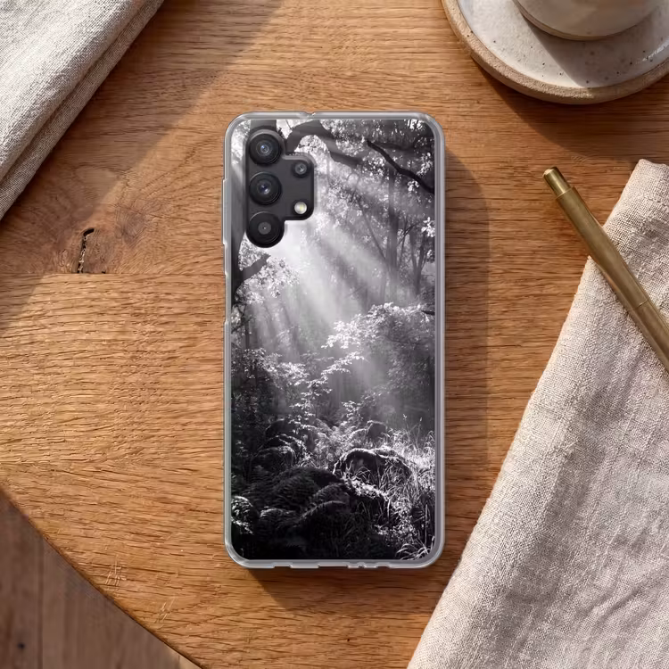 Bos - Lichtstralen - Natuur - Zwart-wit Telefoonhoesje Samsung Galaxy A32 5G klein -sfeer1