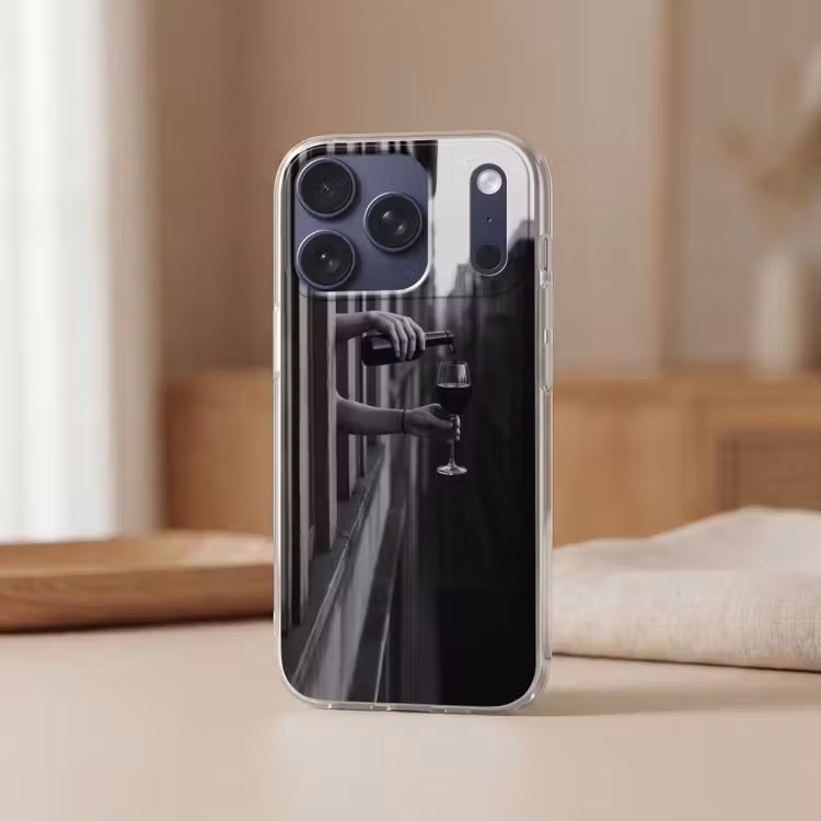 Wijnfles - Glas - Handen - Raam Telefoonhoesje iPhone 17 Pro klein -sfeer2