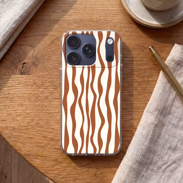 Golvende lijnen - Strepen - Beige - Bruin Telefoonhoesje iPhone 17 Pro klein -sfeer1