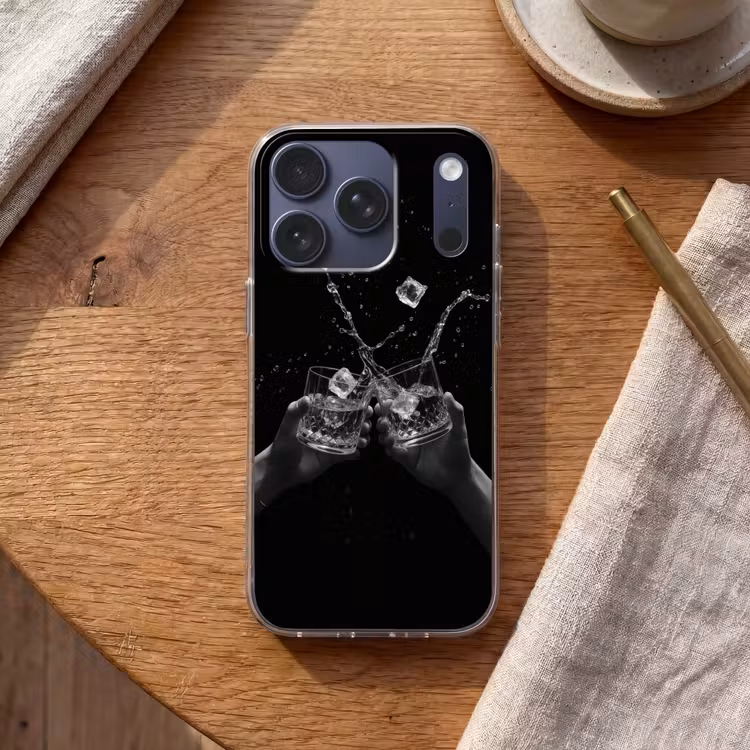 Whiskyglazen - Ijs - Spetters - Zwart Telefoonhoesje iPhone 17 Pro klein -sfeer1