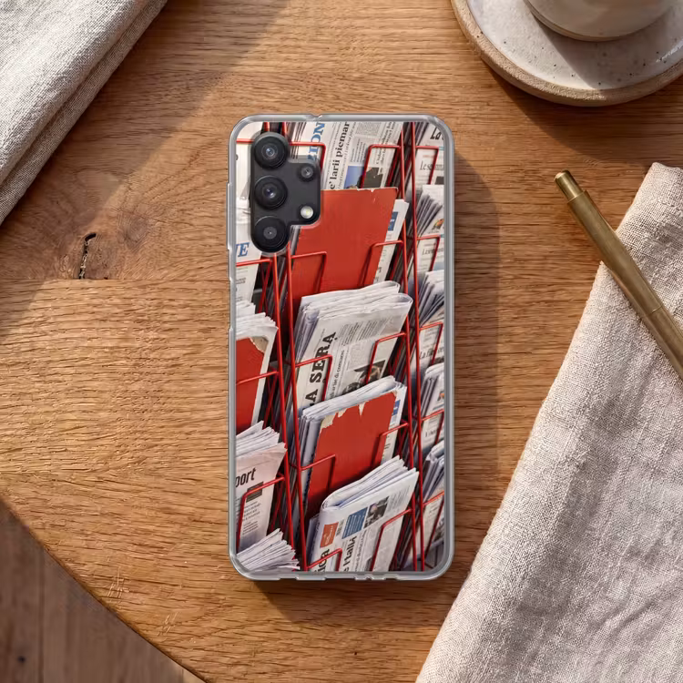 Kranten - Rek - Stedelijk - Dagelijks leven - Rood Telefoonhoesje Samsung Galaxy A32 5G klein -sfeer1