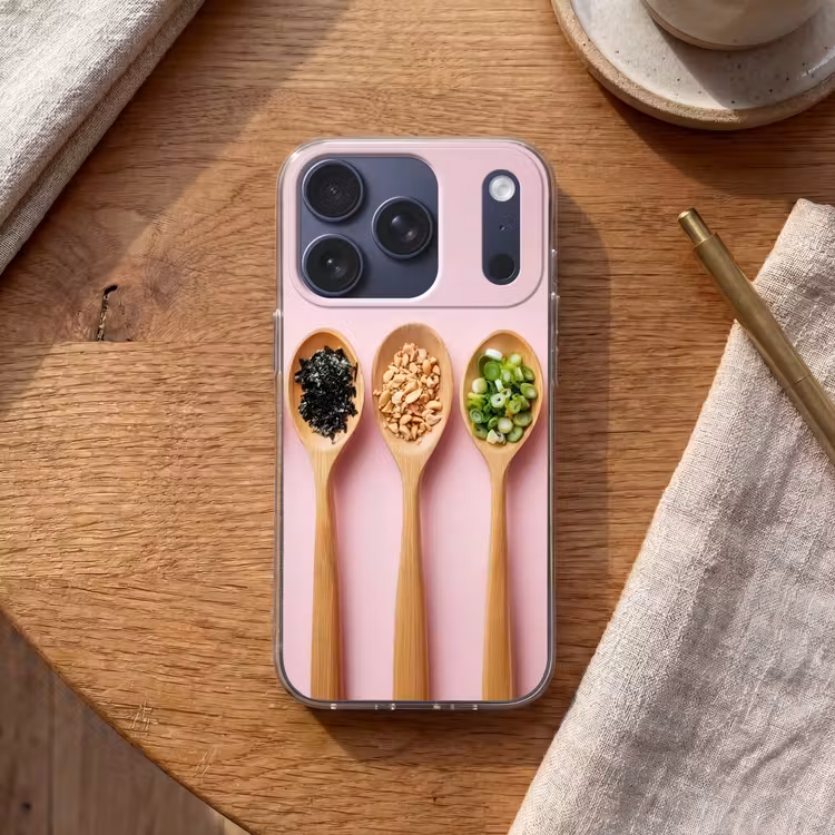 Ingrediënten - Lepels - Hout - Roze Telefoonhoesje iPhone 17 Pro klein -sfeer1