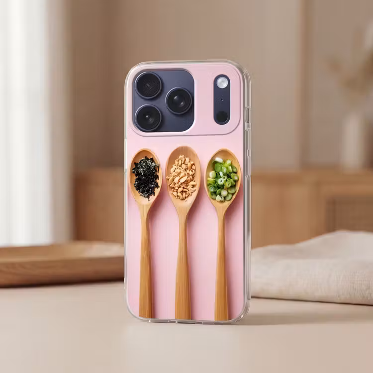 Ingrediënten - Lepels - Hout - Roze Telefoonhoesje iPhone 17 Pro klein -sfeer2