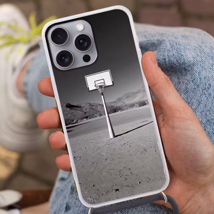 Basketbalpaal - Landschap - Zand - Wit Hoesje iPhone 16 Pro Max met koord klein -sfeer3
