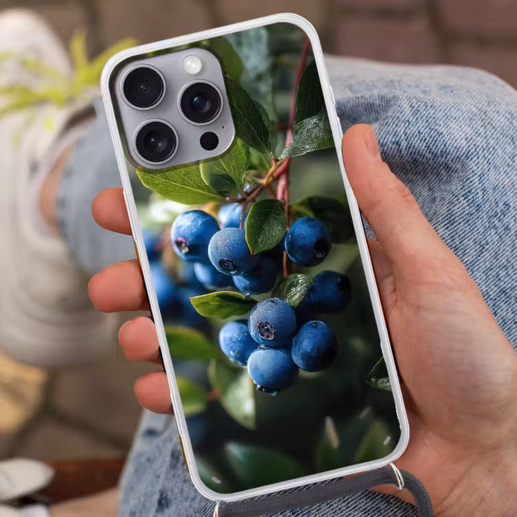Blauwe bessen - Dauwdruppels - Natuurlijk licht Hoesje iPhone 16 Pro Max met koord klein -sfeer3