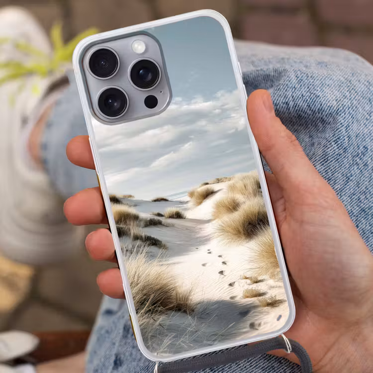 Duinen - Gras - Sporen - Wolken Hoesje iPhone 16 Pro Max met koord klein -sfeer3