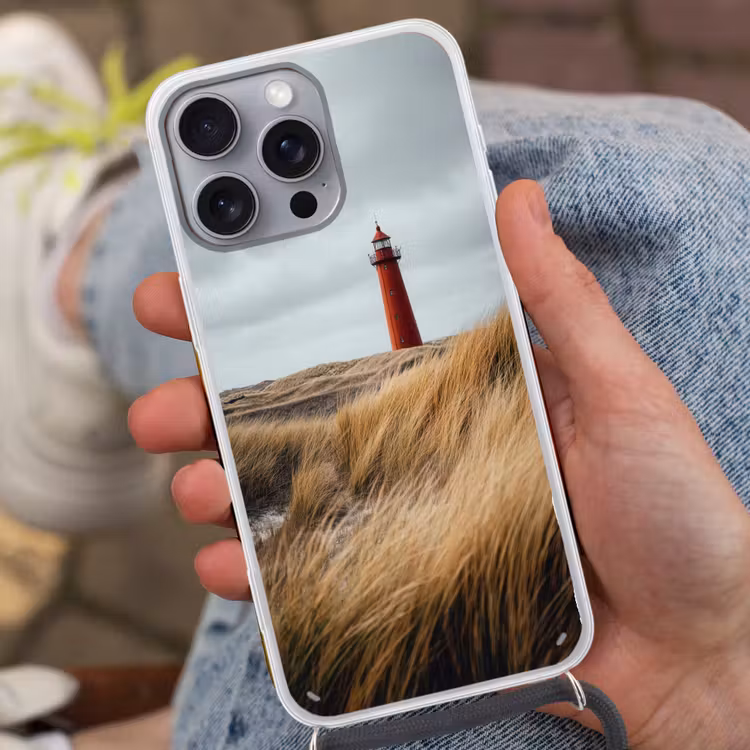 Duinen - Vuurtoren - Rood - Lucht Hoesje iPhone 16 Pro Max met koord klein -sfeer3