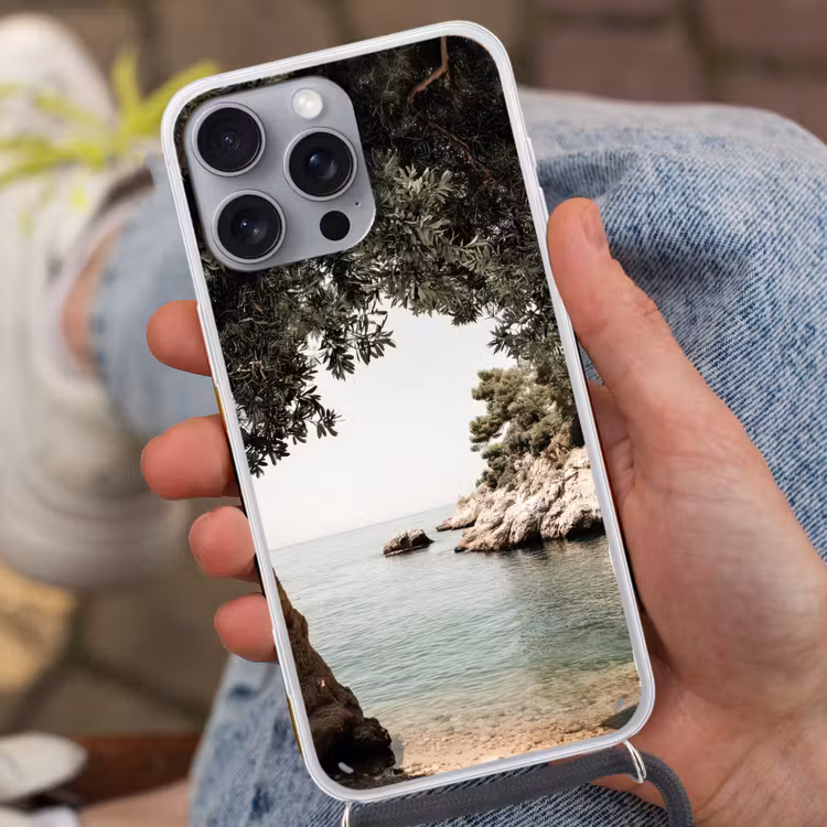 Rotsen - Zee - Boom - Groen Hoesje iPhone 16 Pro Max met koord klein -sfeer3