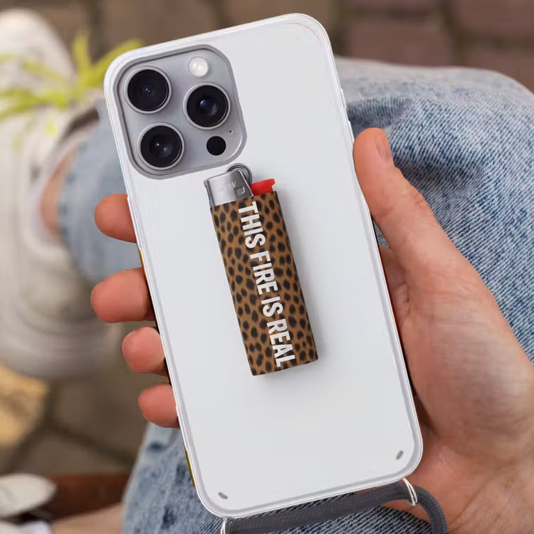 Aansteker - Quote - Panterprint Hoesje iPhone 16 Pro Max met koord klein -sfeer3
