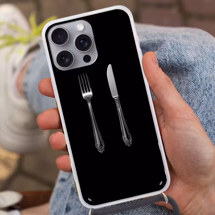 Vork - Mes - Zilver Hoesje iPhone 16 Pro Max met koord klein -sfeer3
