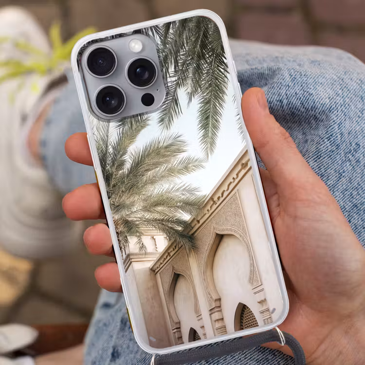 Gebouw - Palmbomen - Beige - Zon Hoesje iPhone 16 Pro Max met koord klein -sfeer3