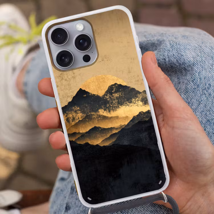 Gouden Bergen bij Maanlicht Hoesje iPhone 16 Pro Max met koord klein -sfeer3