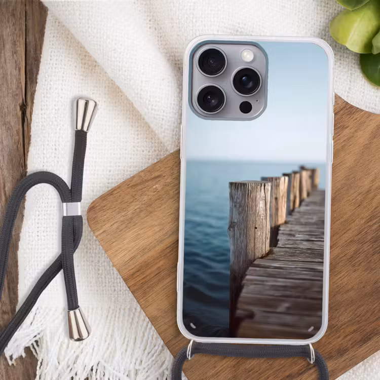 Houten steiger - Helderblauwe lucht Hoesje iPhone 16 Pro Max met koord klein -sfeer4