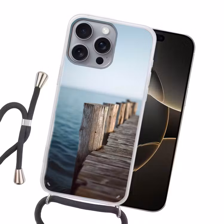 Houten steiger - Helderblauwe lucht Hoesje iPhone 16 Pro Max met koord klein -sfeer1