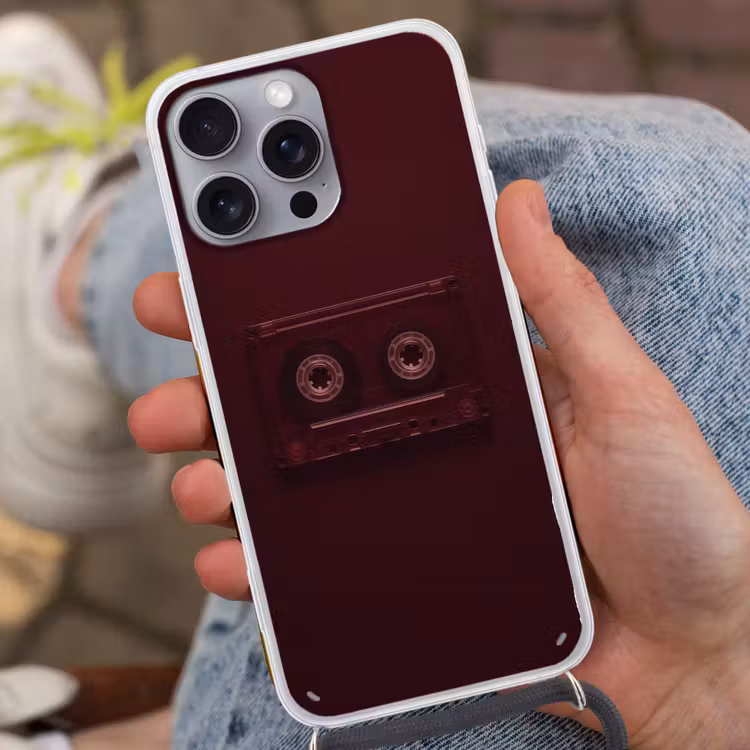 Cassetteband - Bordeaux - Vintage Hoesje iPhone 16 Pro Max met koord klein -sfeer3