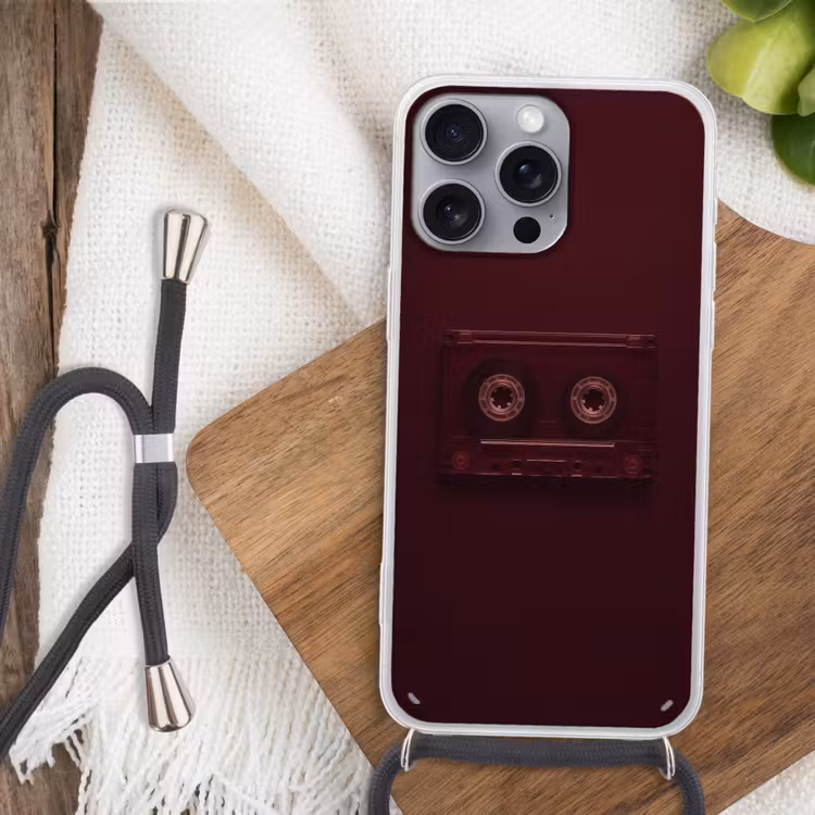 Cassetteband - Bordeaux - Vintage Hoesje iPhone 16 Pro Max met koord klein -sfeer4