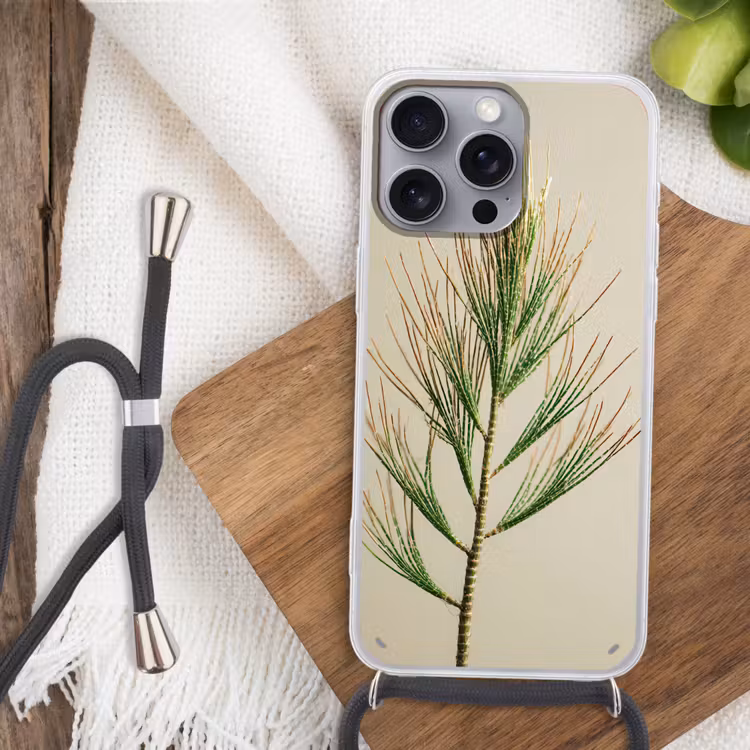 Dennentak - Naaldvormige bladeren - Lichtgroen Hoesje iPhone 16 Pro Max met koord klein -sfeer4
