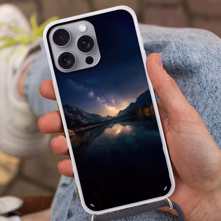 Kristalhelder meer - Bergen - Bergen Hoesje iPhone 16 Pro Max met koord klein -sfeer3
