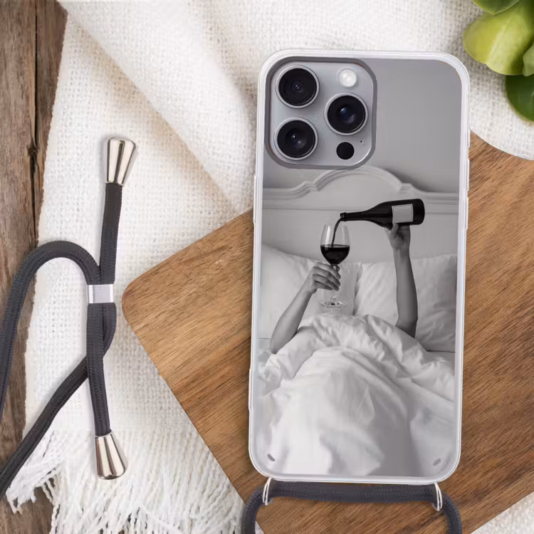 Lakens - Armen - Wijn - Glas Hoesje iPhone 16 Pro Max met koord klein -sfeer4