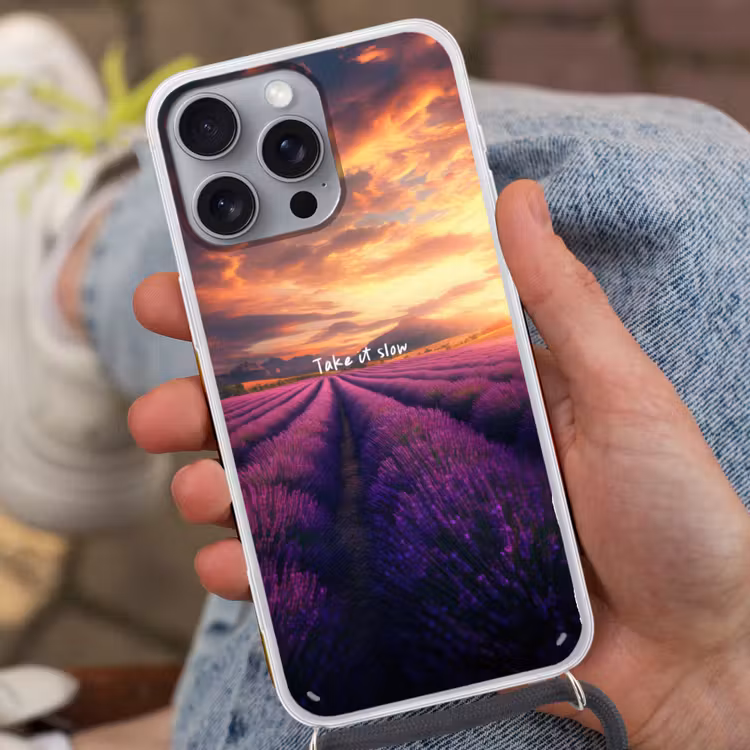 Lavendelveld - Quote - Zonsondergang Hoesje iPhone 16 Pro Max met koord klein -sfeer3