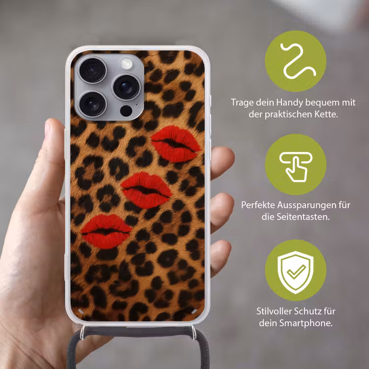 Lippen - Drie - Rood - Panterprint Hoesje iPhone 16 Pro Max met koord klein -sfeer2_DE