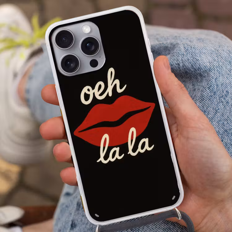 Lip - Rood - Quote Hoesje iPhone 16 Pro Max met koord klein -sfeer3