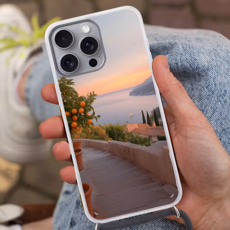Middelandse zee - Sinaasappel - Heuvels - Zee Hoesje iPhone 16 Pro Max met koord klein -sfeer3